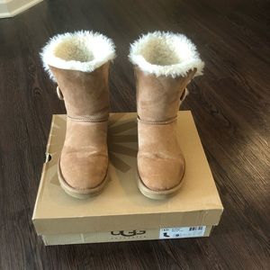 Gently used UGGs. Tan Bailey with button on side.